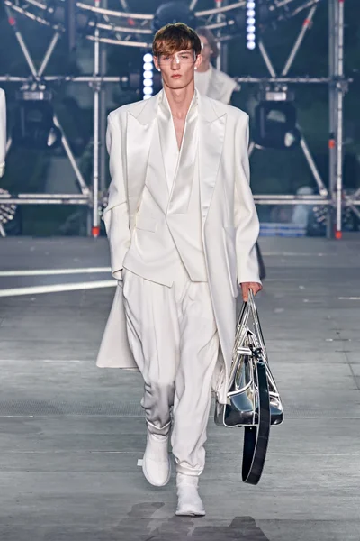 Look 3